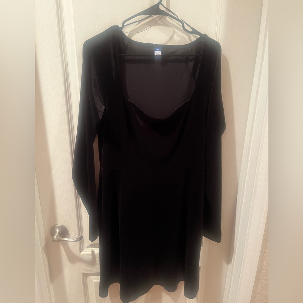 Women’s black velvet dress